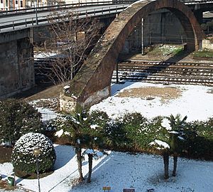 Archivo:Arco de Ladrillo nevado (Valladolid)