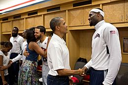 Archivo:Barack Obama shaking hands with LeBron James, July 2012