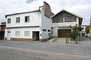 Archivo:Berazategui- Caacupé-Iglesia-y-salon