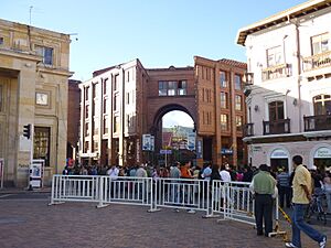 Archivo:Centro Comercial Sebastián de Belalcázar - panoramio