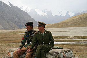 Archivo:Chinese and Pakistan border guards at Khunjerab Pass IMG 7721 Karakoram Highway