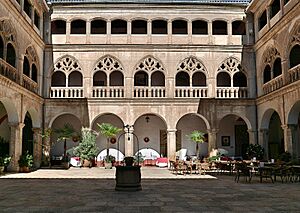 Archivo:Claustro gótico del Monasterio de Santa María de Guadalupe