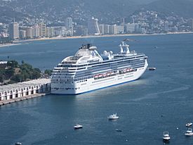 Archivo:Cruise in Acapulco, Mexico