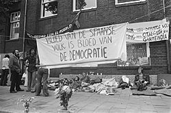 Archivo:Demonstranten met een spandoek, Bestanddeelnr 928-1333