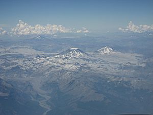 Archivo:Descabezado Grande y Cerro Azul