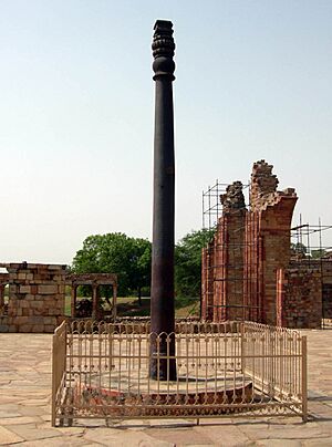 Archivo:Dhaj the Great Iron Pillar, Delhi