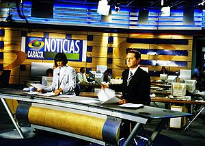 Estudio de Noticias Caracol al iniciar su respectivo noticiero en 1998, en la imagen los presentadores de noticias María Cristina Uribe e Isaac Nessim.