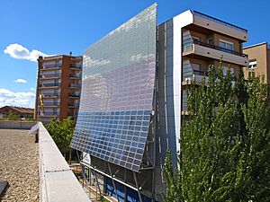 Archivo:Façana Fotvoltaica MNACTEC
