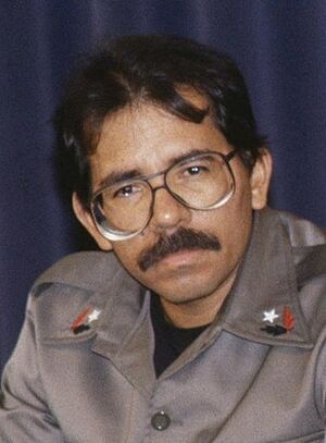 Archivo:Felipe González comparece en rueda de prensa con el presidente de Nicaragua. Pool Moncloa. 26 de abril de 1989 (cropped)