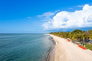Archivo:Fine sand at Le Morne Beach in Mauritius (53697781831)