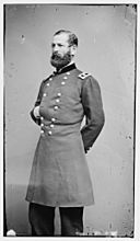Mayor general Fitz John Porter de pie, (tomado en algún momento entre 1855-1865)