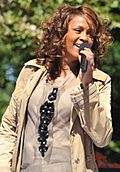 Archivo:Flickr Whitney Houston performing on GMA 2009 4