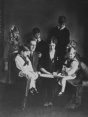 Archivo:FranklinD and Eleanor Roosevelt with children 1919