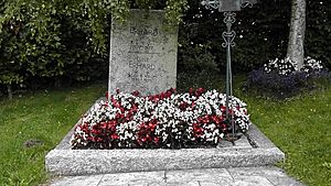 Archivo:Grave of Ludwig Erhard