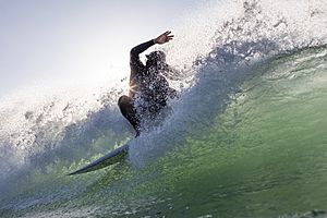 Archivo:Henry Espinoza Panta smashing a wave at Lobitos