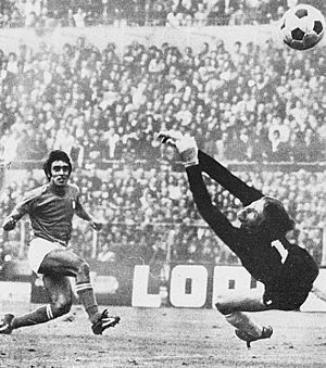 Archivo:Italy v Yugoslavia - Turin, 1972 - Pietro Anastasi & Enver Marić