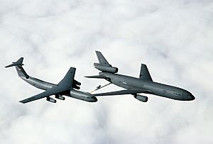 Archivo:KC-10 Extender, C-141 (2151958280)
