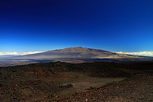 Archivo:Mauna Kea from Mauna Loa Observatory, Hawaii - 20100913