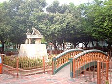 Archivo:Parque Central, monumento a Luis A. Calvo en Agua de Dios - panoramio