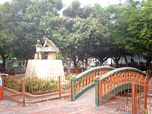 Archivo:Parque Central, monumento a Luis A. Calvo en Agua de Dios - panoramio
