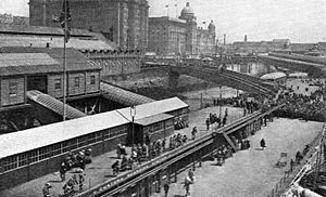 Archivo:Pier Head floating landing stage (Wonder Book of Engineering Wonders, 1931)