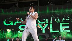 Archivo:Psy performing Gangnam Style at the Future Music Festival 2013