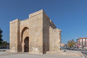 Archivo:Puerta de Toledo, Ciudad Real, España, 2021-12-18, DD 03