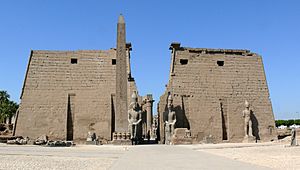 Archivo:Pylons and obelisk Luxor temple
