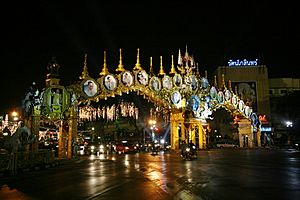 Archivo:Ratchadamnoen King80 arch