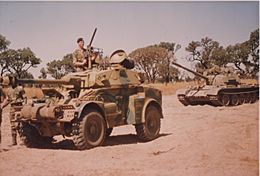 Archivo:Rhodesian Eland and T-55