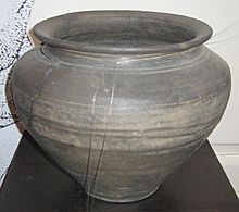 Archivo:Roman cinerary urn Alice Holt ware A