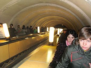 Archivo:Russia Moscow Metro Novokuzneckaja escalator