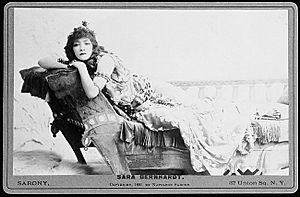 Archivo:Sarah Bernhardt as Cleopatra 1891