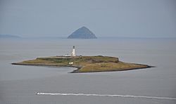 Archivo:Scotland, Pladda Island and Ailsa Craig, seen from Isle of Arran