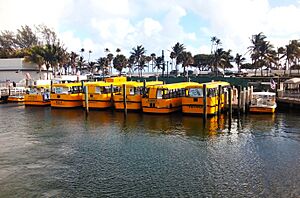 Archivo:Taxis fluviales, muy comunes en el tráfico cotidiano de los canales de Fort Lauderdale