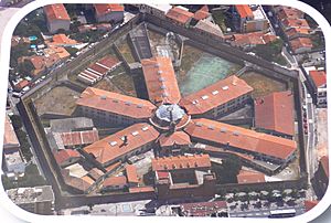 Archivo:Toulouse, Haute-Garonne, France.Ancienne prison Saint-Michel 02