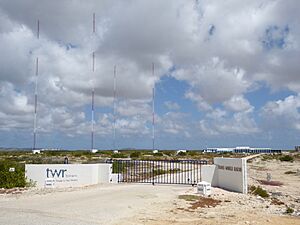 Archivo:Trans World Radio transmitter, Bonaire