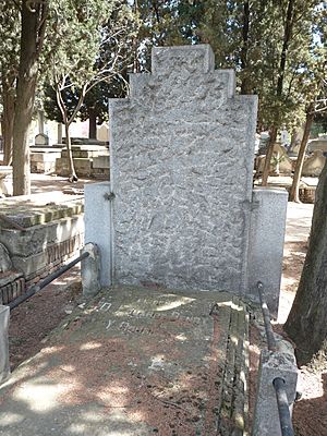 Archivo:Tumba de Eduardo Benot, cementerio civil de Madrid