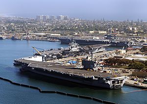 Archivo:US Navy 100506-N-8421M-124 The aircraft carriers USS Ronald Reagan (CVN 76), USS Nimitz (CVN 68) and USS Carl Vinson (CVN 70) are pierside at Naval Air Station North Island