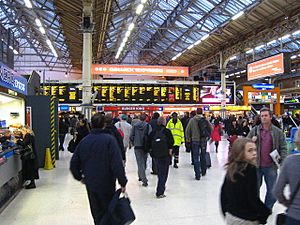 Archivo:Victoria Station main concourse - geograph.org.uk - 1575846