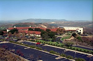 Archivo:View of the Reagan Library from the south
