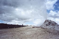 Archivo:White dome geyser eruption
