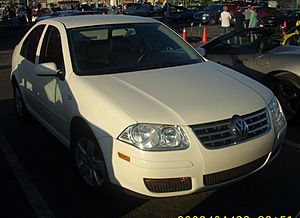Archivo:'08 Volkswagen City Jetta (Orange Julep)