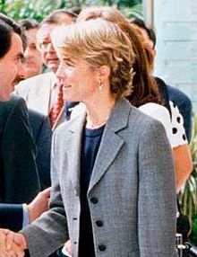 (Mónica Ridruejo) José María Aznar saluda a los máximos responsables de las televisiones en la inauguración del I Mercado Iberoamericano de la Industria Audiovisual. Pool Moncloa. 18 de junio de 1996 (cropped).jpeg
