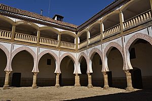 Archivo:10 Palacio de Sotofermoso, Abadía