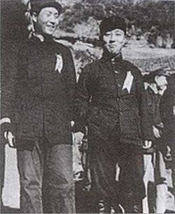 Archivo:1937 Mao Zedong Wang Ming in Yan'an