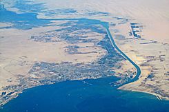Archivo:Aerial view of city of Suez and Suez Canal
