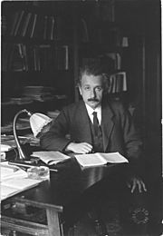 Archivo:Albert Einstein photo 1920
