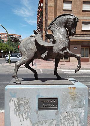 Archivo:Alcalá de Henares-Madrid-escultura de Venancio Blanco