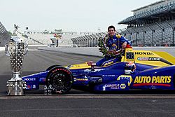 Archivo:Alexander-Rossi-Eric-Schwarzkopf-RacingMediaOnline-Indy-500